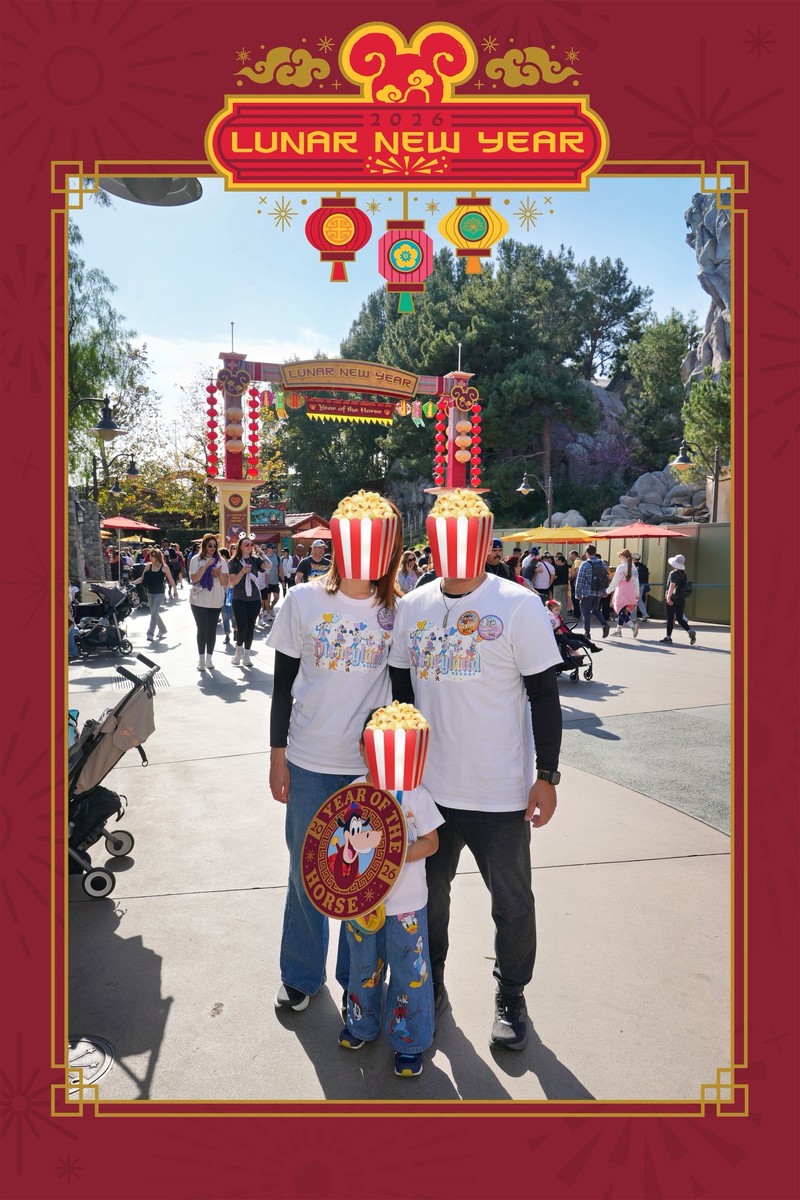 カリフォルニアアドベンチャーのルーナーニューイヤーイベントでフォトパスカメラマンに撮影してもらった写真。Lunar New Year 2026のフレームがついている