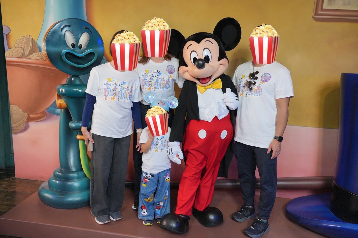 ミートミッキーでフォトパスカメラマンに撮影してもらった家族写真。室内でミッキーと一緒に記念撮影