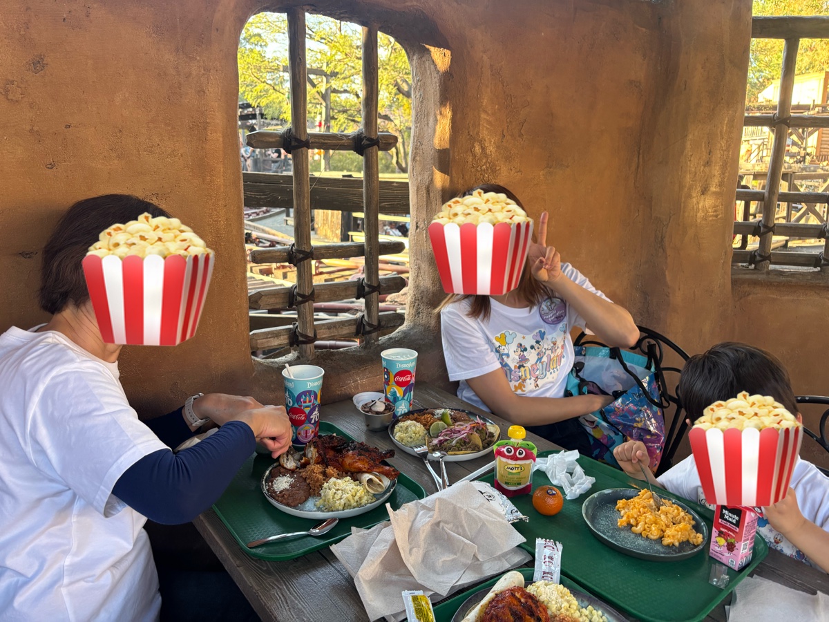 ランチョ・デル・ソカロの窓際の席から見えるアトラクションの線路と食事風景