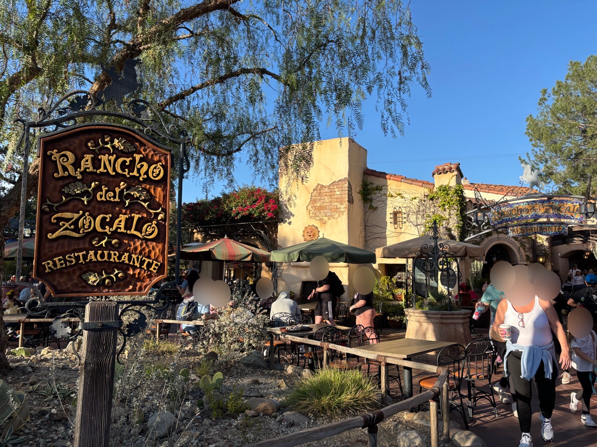 アナハイムディズニーのランチョ・デル・ソカロの看板とテラス席の外観