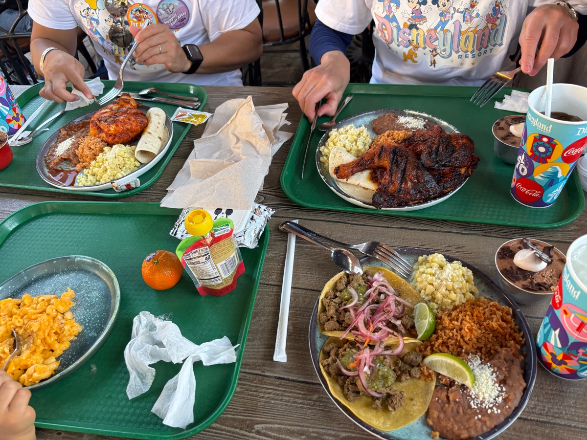 ランチョ・デル・ソカロのファンタズミックダイニングパッケージの料理。トレーにのったタコス・グリルチキン・マカロニチーズ