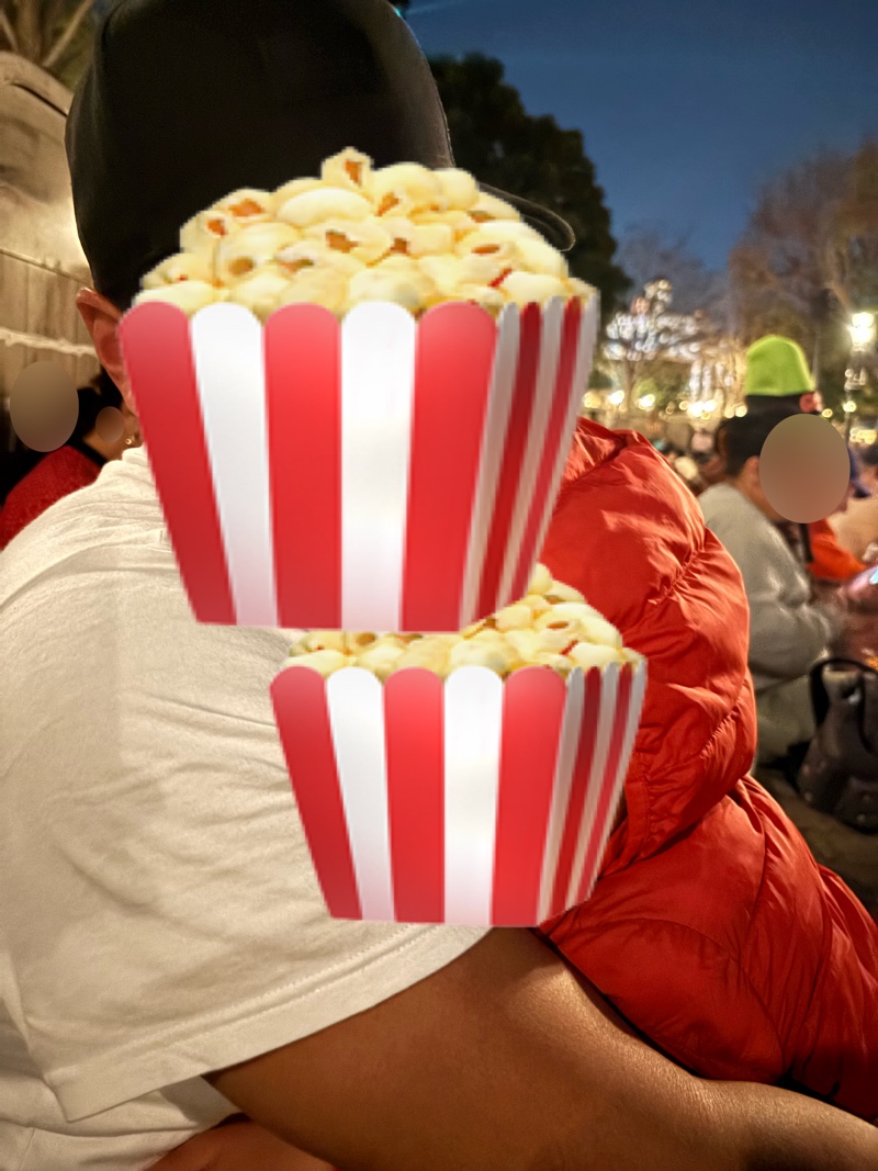 夜のファンタズミック鑑賞エリアで子どもを抱っこする様子