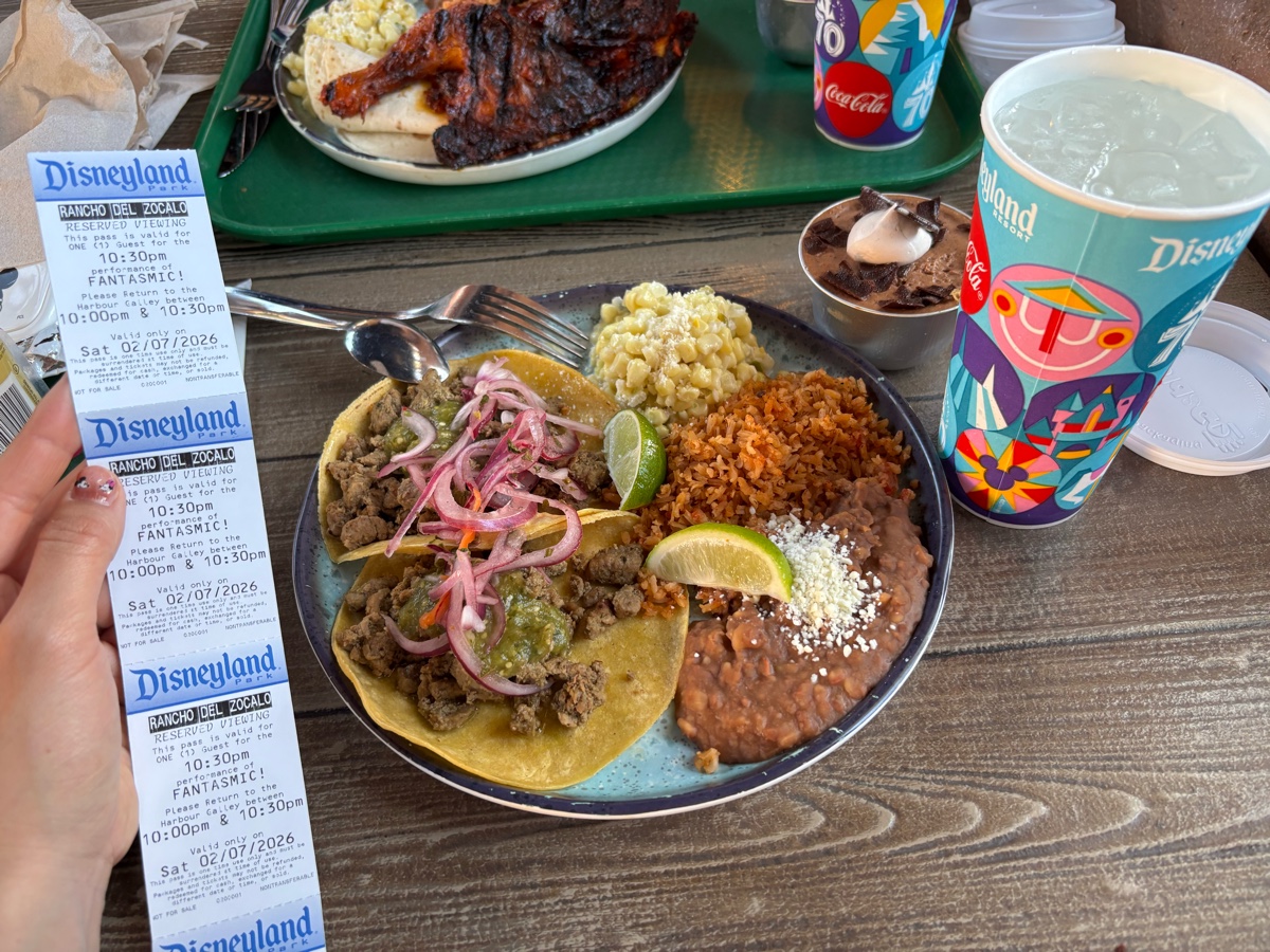 ランチョ・デル・ソカロのテラス席の食事と、受け取ったファンタズミックの鑑賞券